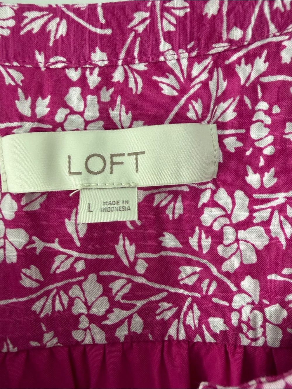 LOFT Fuchsia Floral Sleeveless Pleated Camisole. Fuchsia/white. Large - Picture 9 of 10